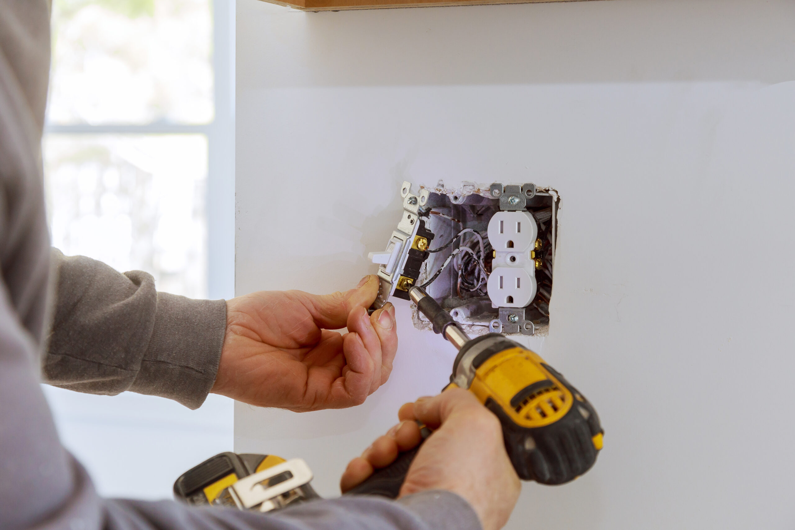 Work on installing electrical outlets. Instalações e Soluções Elétricas - Vistoria Elétrica