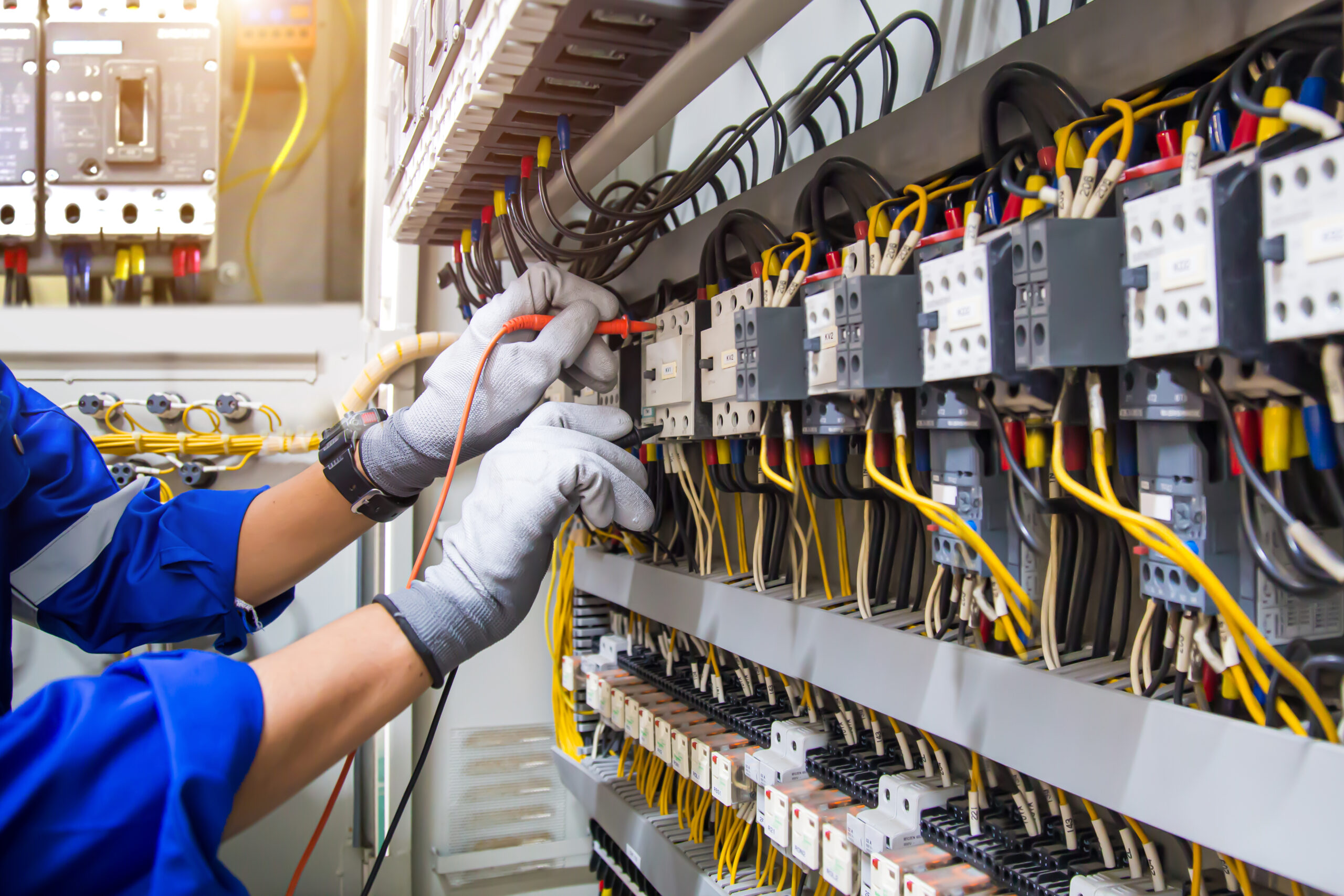 Electricity or electrical maintenance service, Engineer hand che Instalações e Soluções Elétricas - Manutenção e Reparos
